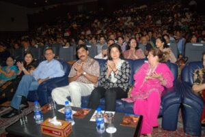 1. MNC Play-Bus Itna Sa Khwab 17.3.11-1